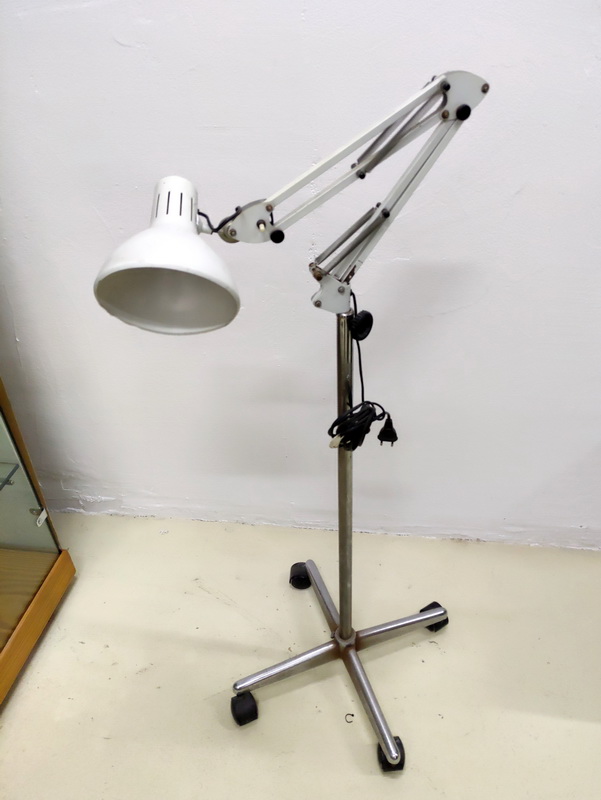 lampara flexo pie ruedas metal e27 alt 120-150 1u